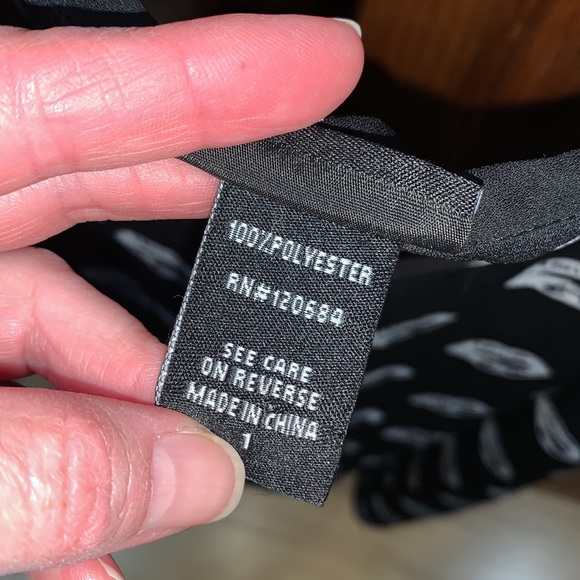 EUC Torrid size 1 black white lip print tank top - Picture 5 of 7